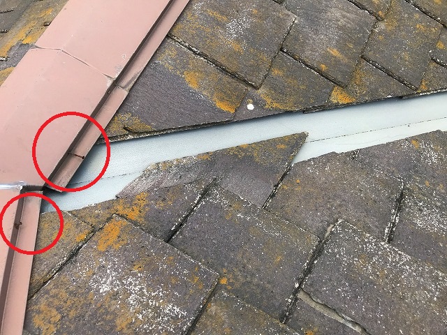 台風被害を受けてスレート屋根の釘抜けが起きている