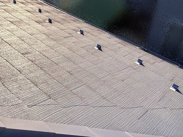 ひたちなか市で強風で飛ばされ隣家の屋根に絡まった紐を撤去