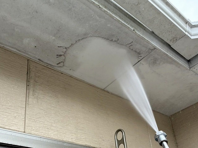 破損の心配のない軒天のみ高圧洗浄機を使用