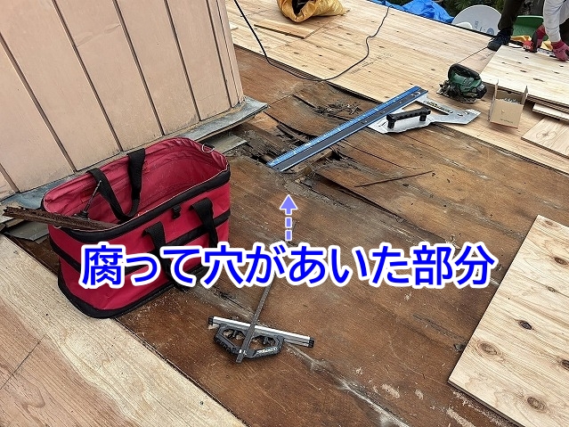 長年の雨漏りで野地板が腐り穴があいた部分