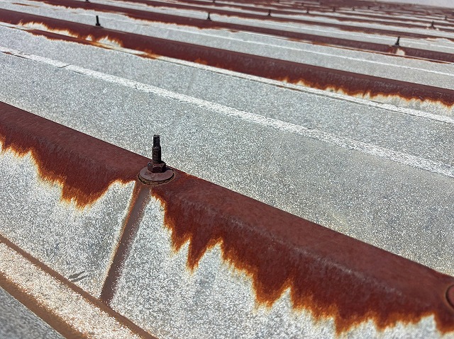 不具合のある折板屋根は早期発見・早期対処が長持ちの秘訣