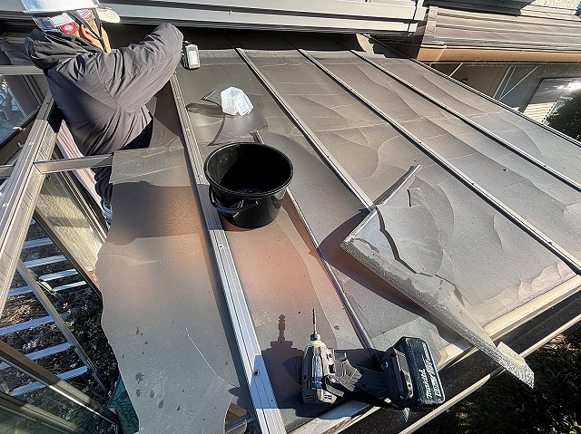 ひび割れが顕著なサンルームパネルを撤去