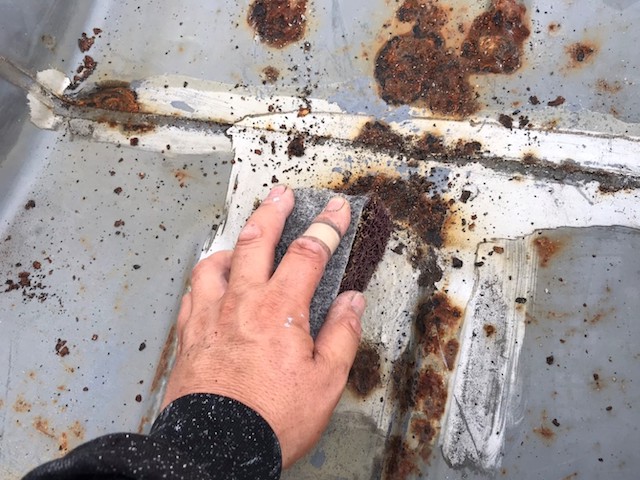 マジックロンを使用して錆を落としにかかる職人