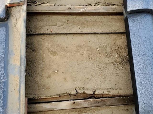 裂けて破れたルーフィング