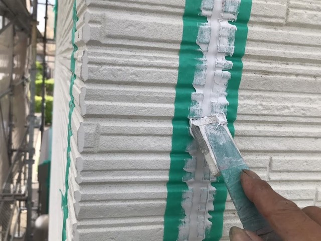 目地に打ったシーリングをヘラで押える