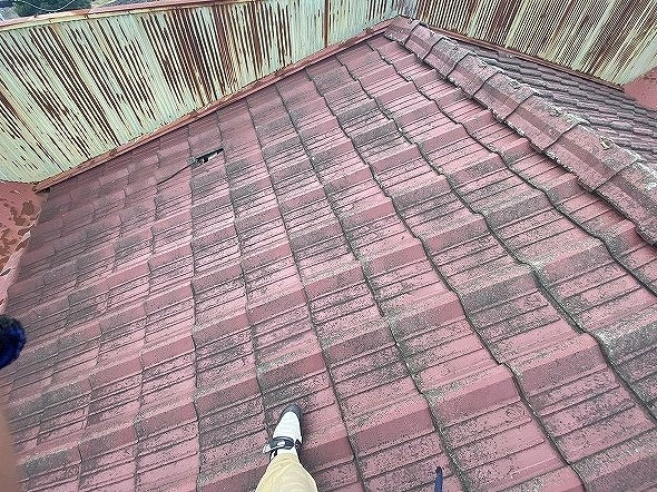 パラペット内に葺かれたセメント瓦屋根