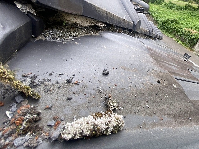 崩れかけた1階の棟漆喰