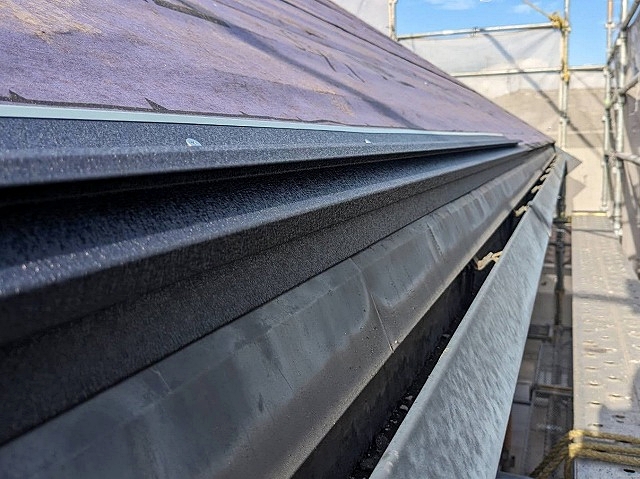 途中まで取り付けられた軒先唐草