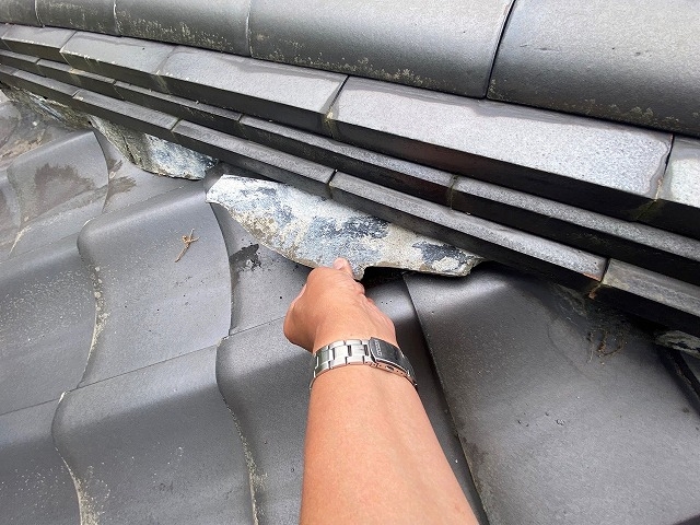 剥がれそうな棟漆喰