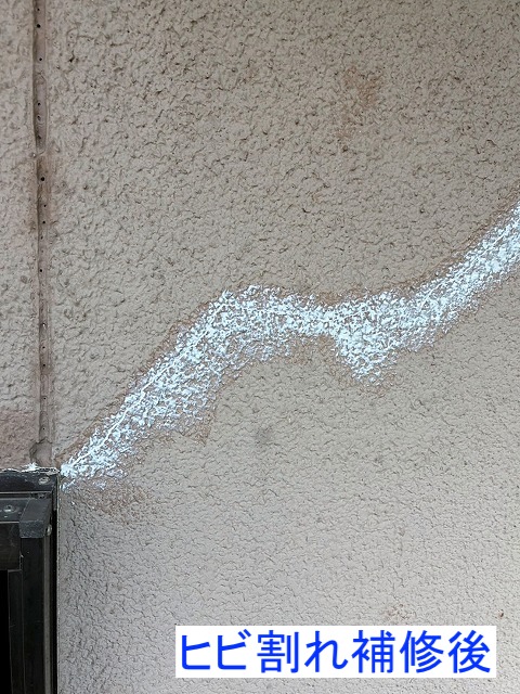 シーリングを充填して外壁のヒビ割れを補修