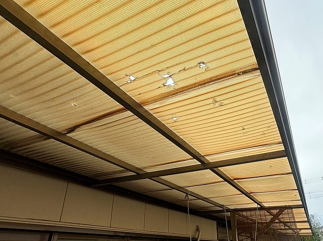 変色と劣化が著しいガラスネット波板