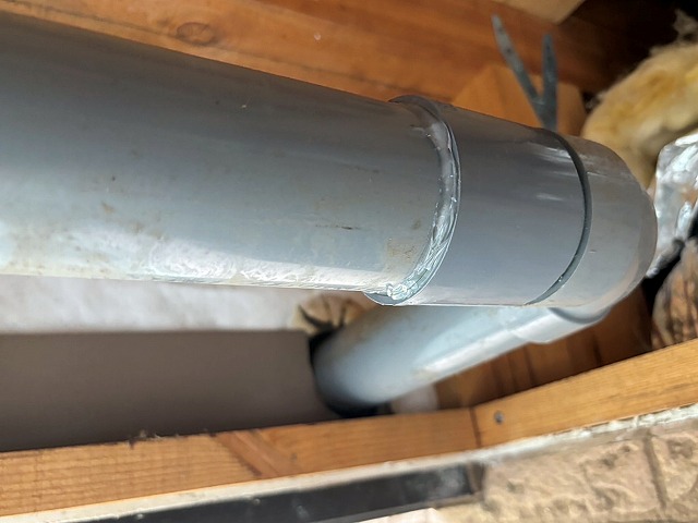 排水パイプのつなぎ目の接着剤が劣化