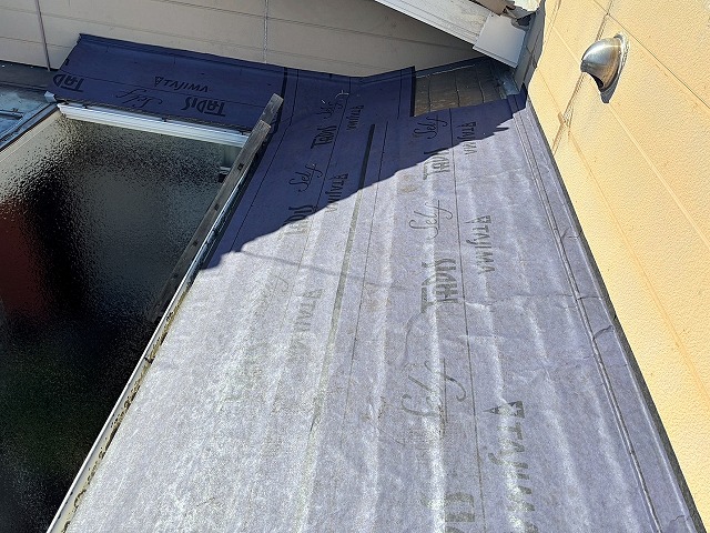 コロニアルのカバー工法に使用する遅延粘着仕様のタディスセルフ