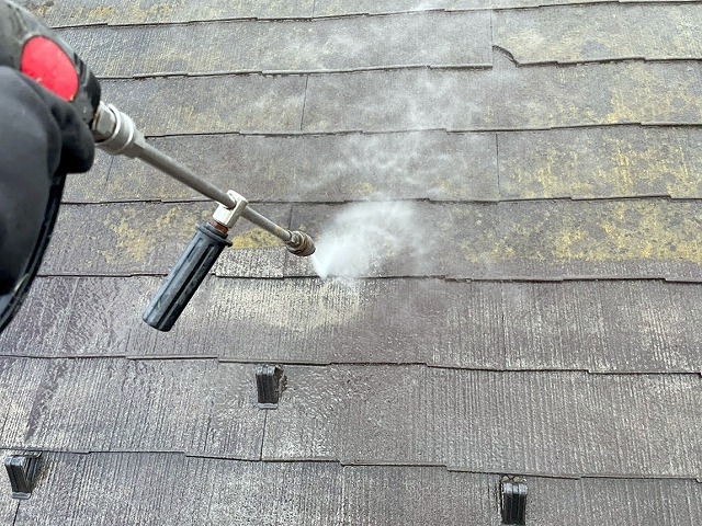 高圧力の業務用洗浄機でスレート屋根のカビとコケを除去