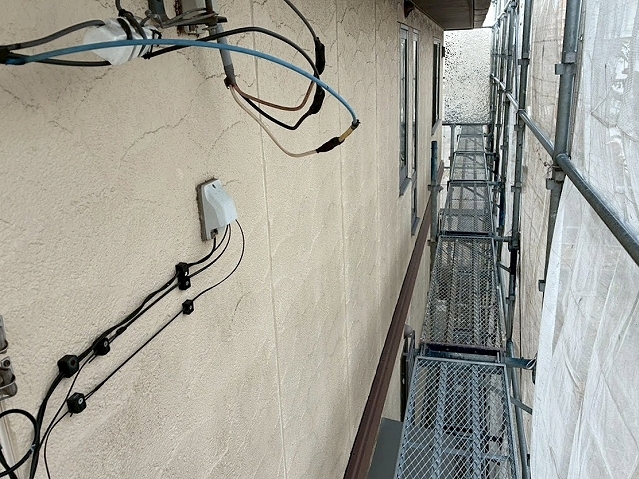 高圧洗浄前の汚れが付着した外壁