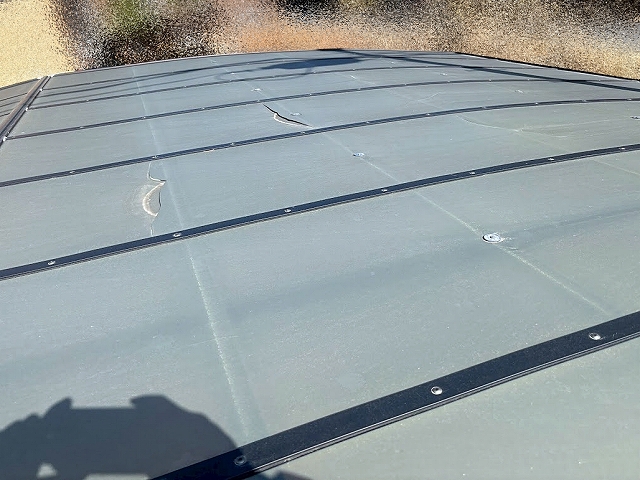 カーポートの屋根にヒビ割れや固定部の緩みが見つかった場合は早めの点検が必要