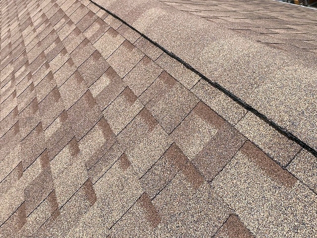 アスファルトシングル屋根の棟を確認