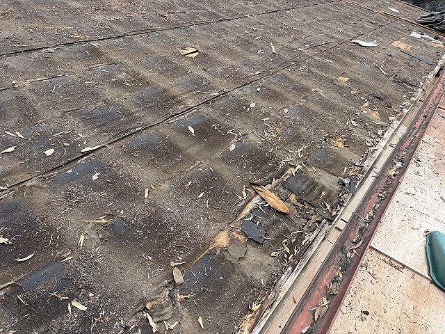 セメント瓦を撤去した後は埃や細かな破片が屋根に散乱