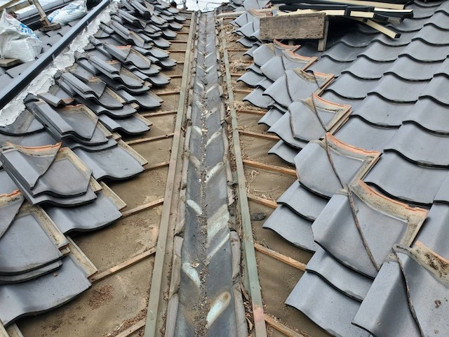 既存の谷板金を撤去