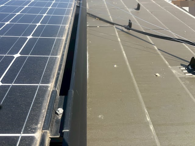 茨城町　屋根と太陽光パネルの隙間の鳥よけ対策　施工前の写真
