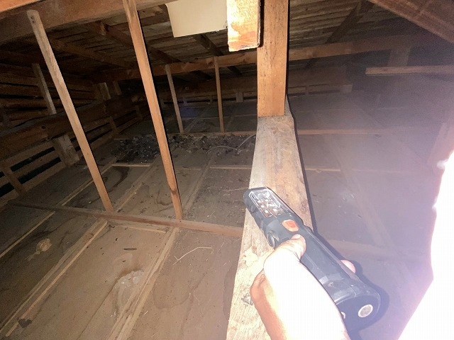 屋根裏に上がり雨漏り診断実施