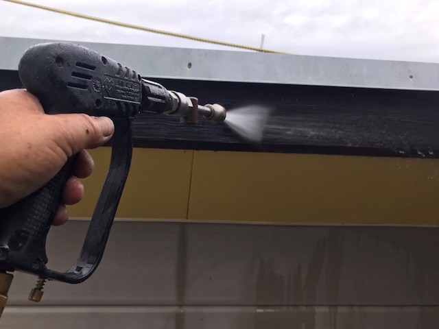 ひたちなか市破風板洗浄中