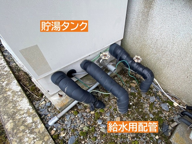 太陽熱温水器の貯湯タンクと給水用配管