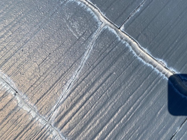 ひび割れた化粧スレート屋根材