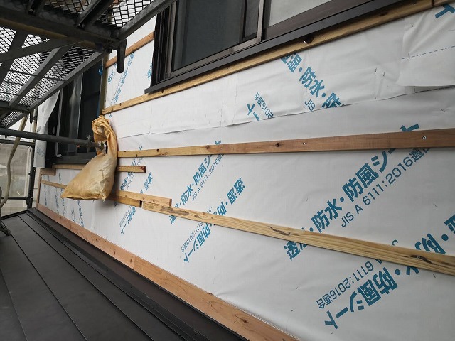 外壁に透湿シートを下地貫板を設置