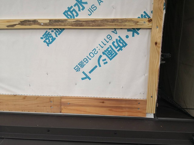 壁際の雨押さえ板金に被せるように、外壁カバー用の下地を作る