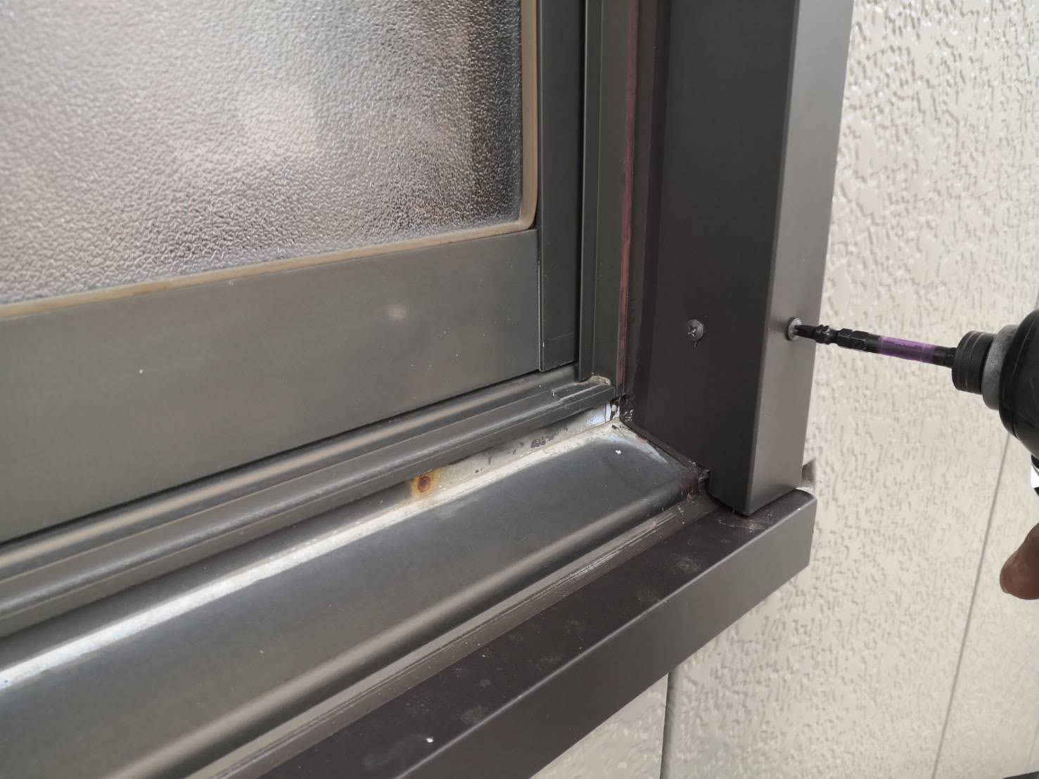 サッシの取り合い部にコーナー板金を設置