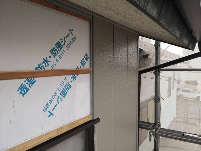 端から順に、サイディングを施工していく