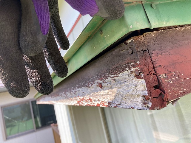 台風被害を受けた金属屋根のケラバ部