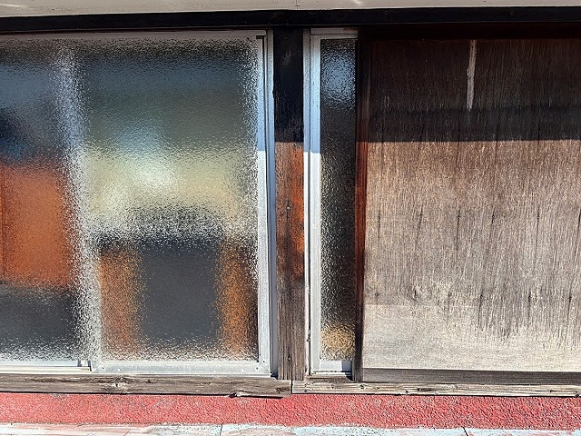 かなり傷みが進んだ他の木製部分