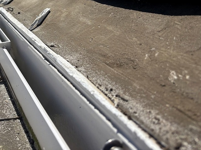 雨樋を塞ぐように出っ張った破風板をサンダーでカット