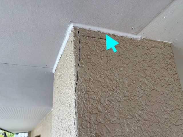 張り替えた軒天材と柱との境目部分はコーキング材を充填