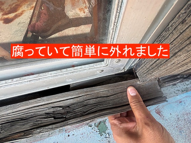 腐って簡単に外れる雨戸の木製レール