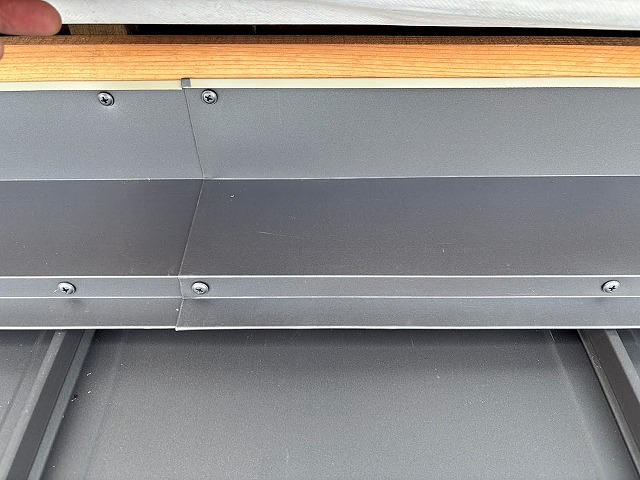 屋根と外壁の取り合いにぴったり納まった採寸通りに作成したガルバリウム鋼板