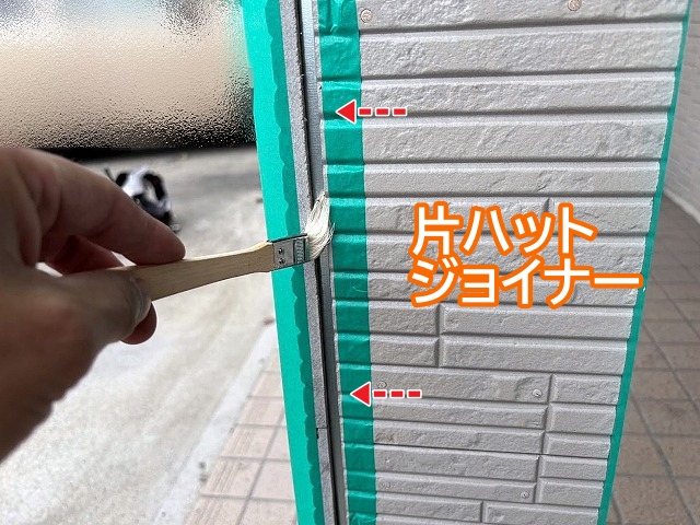 玄関柱に取り付けた平板サイディングの四隅に片ハットジョイナーを設置