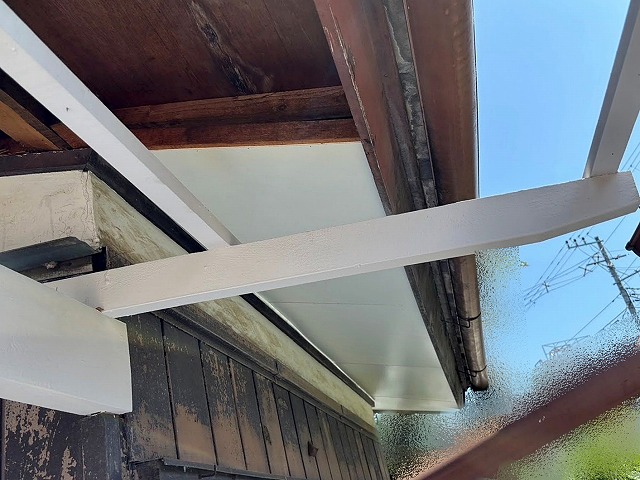 軒天の穴あき部分をカラーべニアで補修