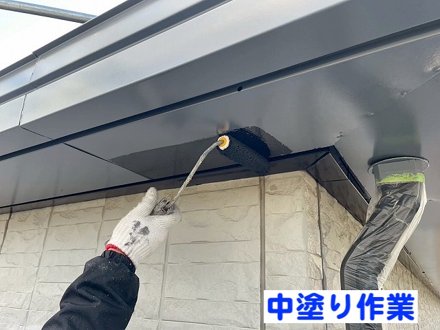 クリーンマイルドで塩ビ鋼板製の軒天と鼻隠しを塗布