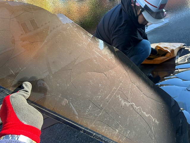 細かなひびが無数に連なったサンルームのポリカーボネートパネル