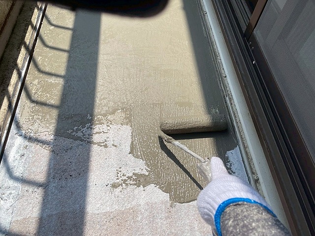 塗布したプライマーの上にカチオンセメントで下地を調整