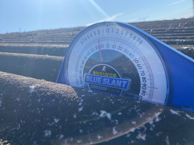 大波石綿スレート屋根の勾配を計測