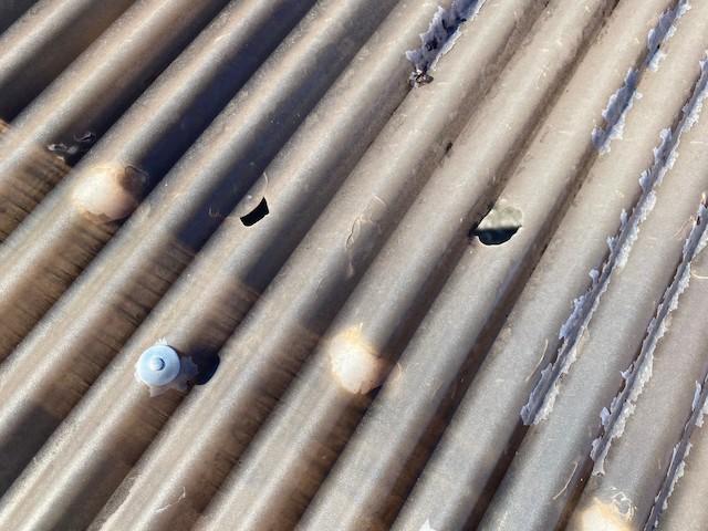 五霞町車庫兼倉庫の波板の穴