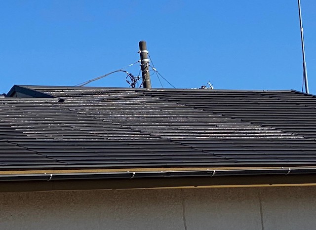 地上から見ても違和感のある金属屋根