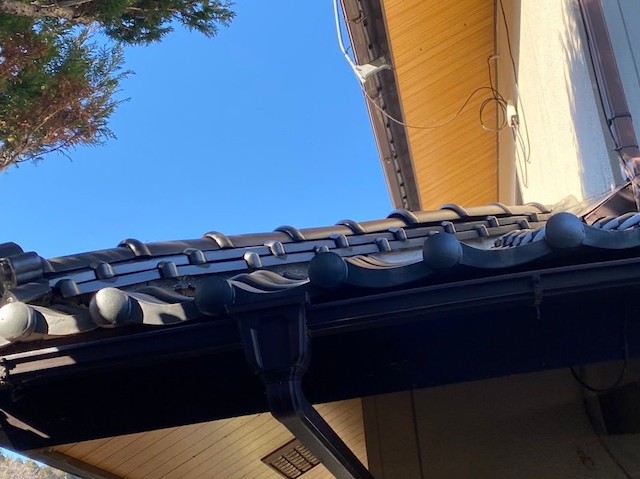 一階の隅棟が歪んでいる