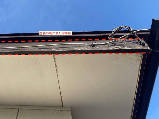 塗膜が剥がれて煤けた破風板