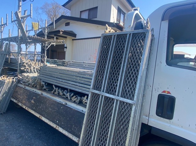 足場材を積載した平ボデートラック