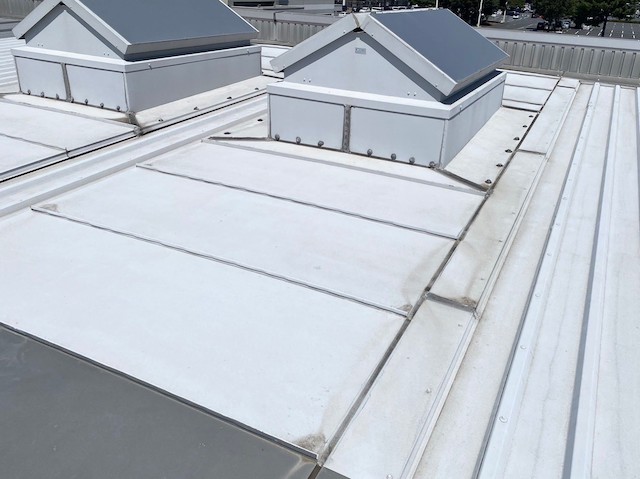 屋上に20基配置された排煙システム